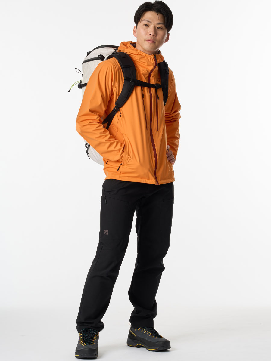 秋冬のフィールドでフロウラッププラス Men'sを着用するイメージ